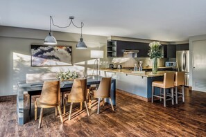 Master Suite, 2 Bedrooms | Aire de séjour | Téléviseur connecté