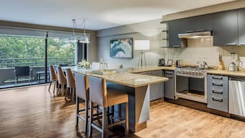 Master Suite, 2 Bedrooms | Eigene Küche | Großer Kühlschrank, Mikrowelle, Ofen, Herdplatte