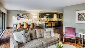 Master Suite, 2 Bedrooms | Área de estar | Smart TV