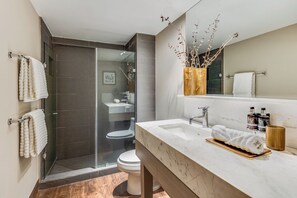 Master Suite, 2 Bedrooms | Bathroom | Combined shower/tub, deep soaking tub, free toiletries, hair dryer - Dominion Polanco (Mexico City)