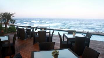 Breakfast, lunch and dinner served