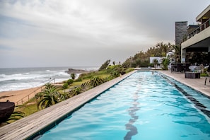 Piscina externa sazonal, guarda-sóis, espreguiçadeiras