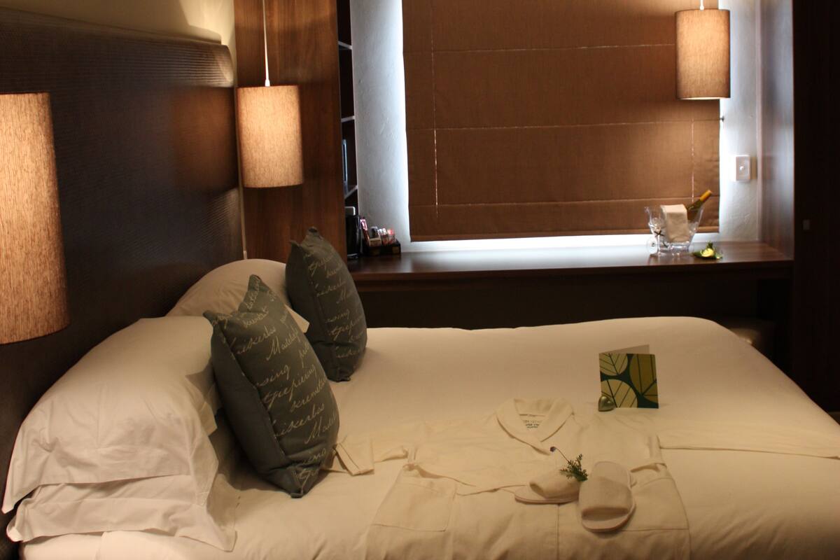 Standard Double or Twin Room | Peralatan tempat tidur premium, katil Select Comfort, meja 