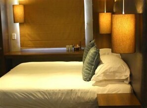 Habitación estándar | Ropa de cama de alta calidad, colchones Select Comfort, escritorio