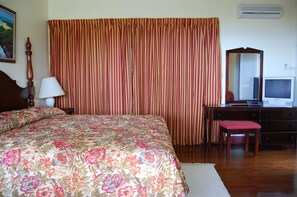 Premium bedding, Select Comfort beds, individually furnished - Inn at Shaw Park Gardens & Waterfalls (Ocho Rios)