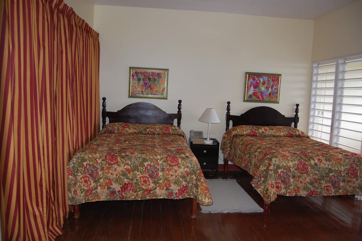 Quarto casal superior, 2 camas de casal | Roupas de cama premium, camas Select Comfort, individualmente mobiliados