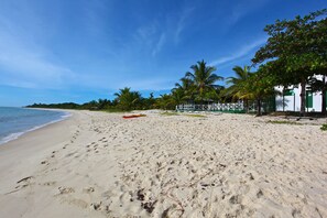 ビーチ、白砂、ビーチカバナ (無料)、サンラウンジャー