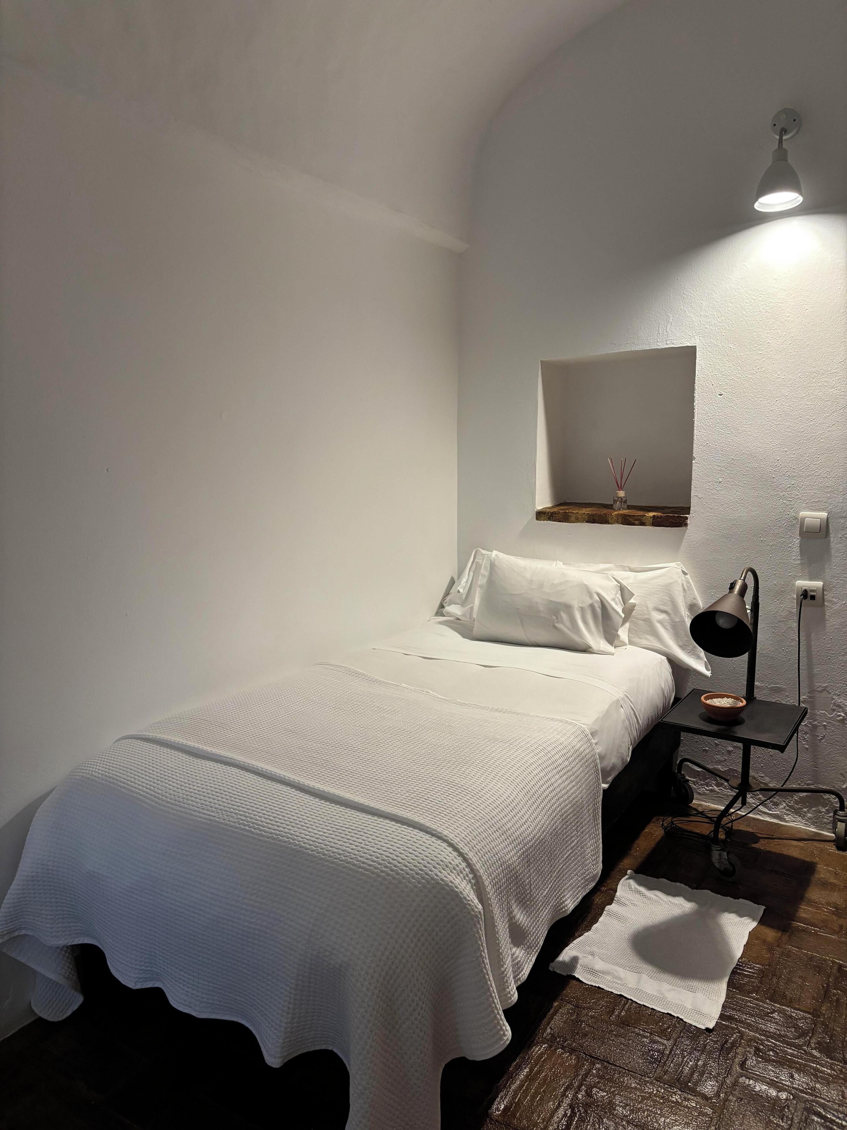 Yhden hengen perushuone | Ylelliset vuodevaatteet, yksilöllisesti sisustettu