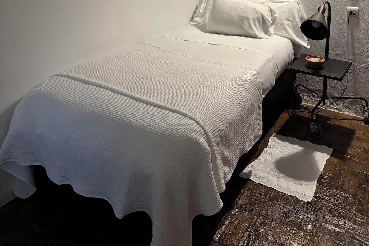 Habitació individual bàsica | Roba de llit d'alta qualitat i decoració individual