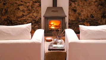 Suite | Living area | Fireplace