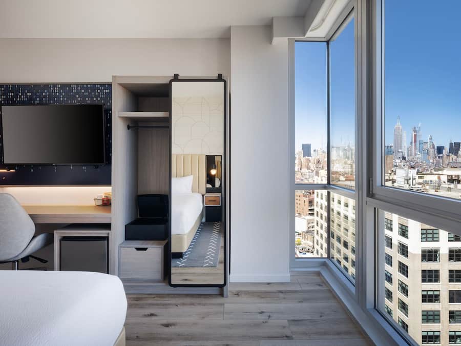 Rom, 1 kingsize-seng, byutsikt | Sengetøy av topp kvalitet, safe på rommet og skrivebord