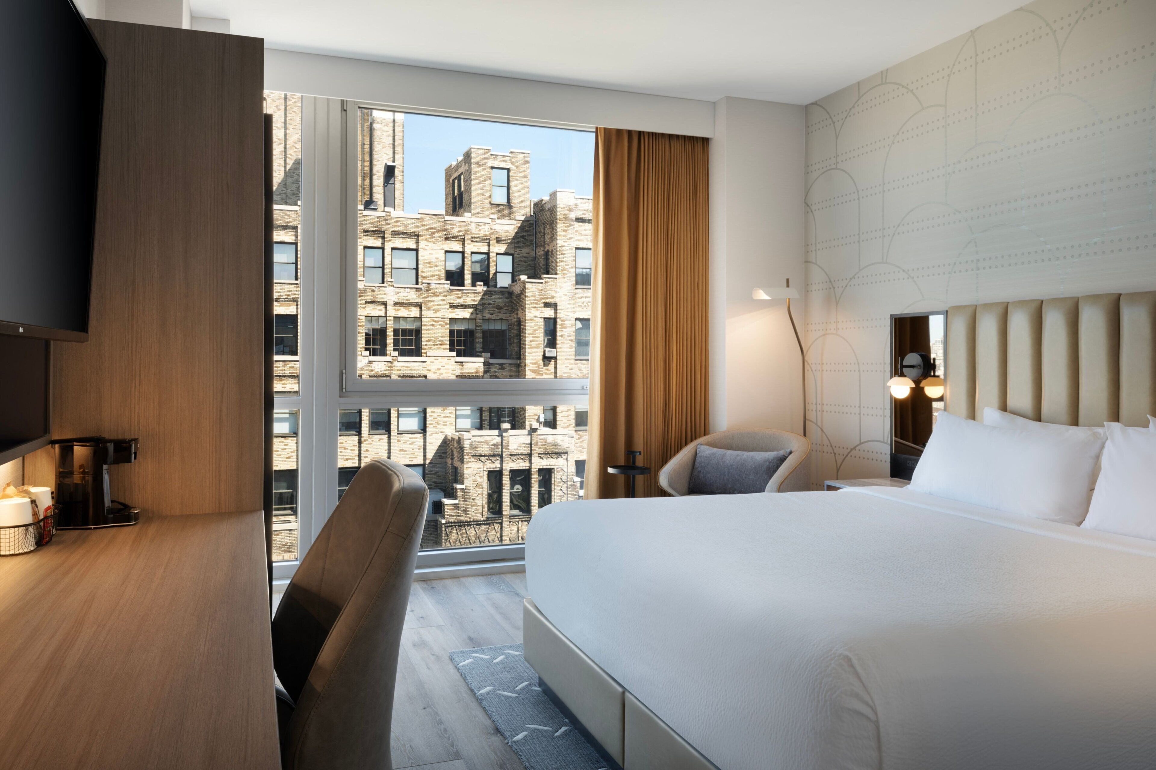 Chambre, 1 très grand lit, vue ville | Literie de qualité supérieure, coffres-forts dans les chambres, bureau