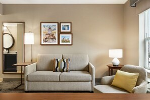 Lägenhetssvit, 1 dubbelsäng | Vardagsrum | LCD-tv och en mp3-dockningsstation