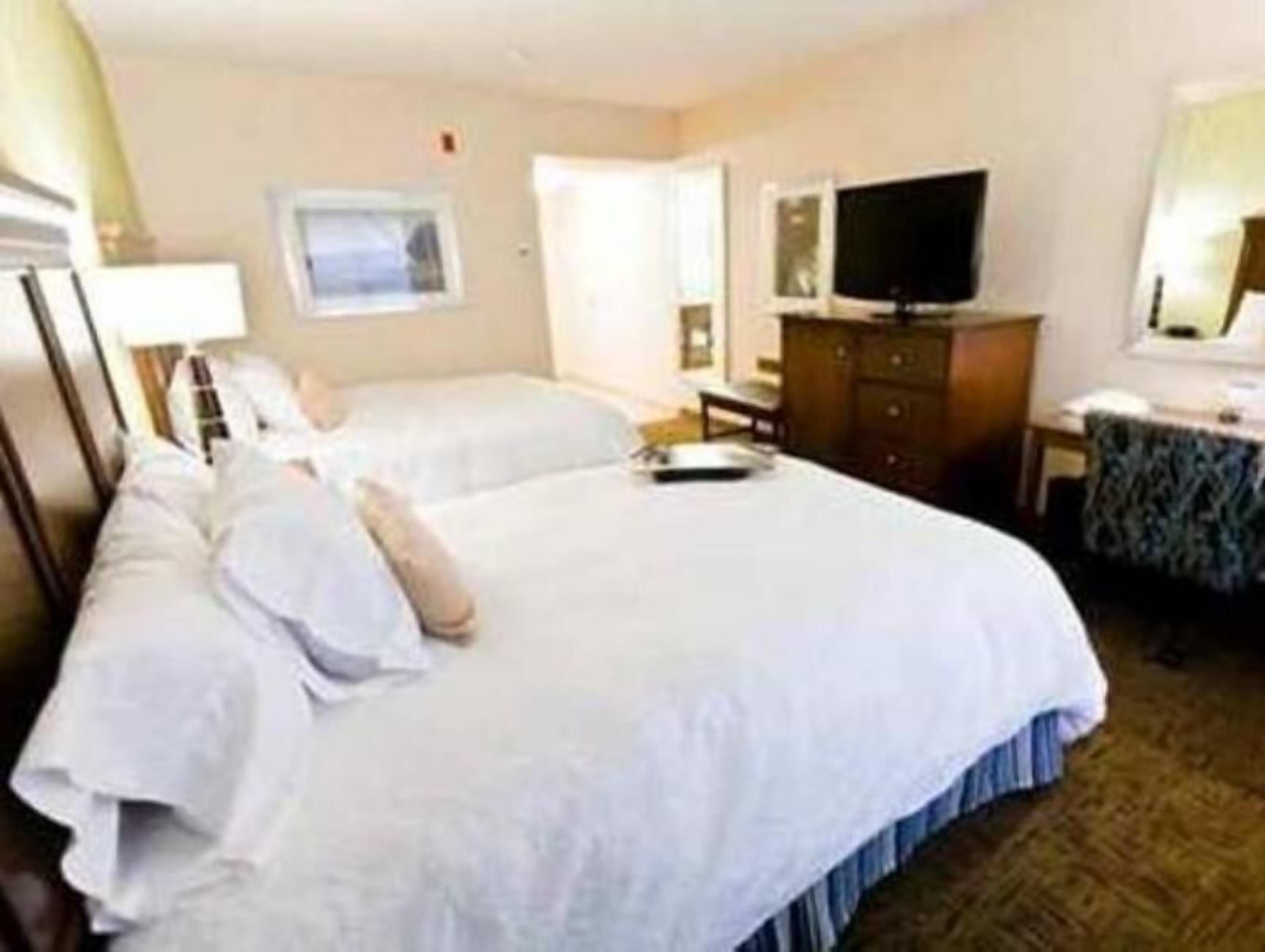 Ropa de cama de alta calidad y caja de seguridad en la habitación 