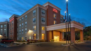 A Hampton Inn & Suites hotel with a brick facade, multiple windows, and a covered entrance. - Hampton Inn & Suites Exeter (Exeter)