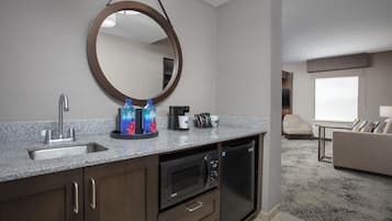 Premium bedding, in-room safe, desk, laptop workspace