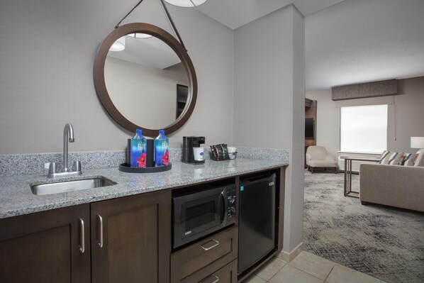 高級寢具、客房內保險箱、書桌、筆電工作空間