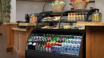 Un buffet de petit-déjeuner proposant une variété d’aliments et de boissons.