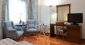 Quadruple Room | Premium bedding, minibar, in-room safe, desk - Hotel Don Pio (Madrid)