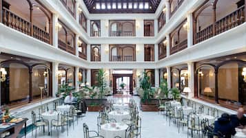 Bữa sáng buffet hàng ngày (16.50 EUR/mỗi người)