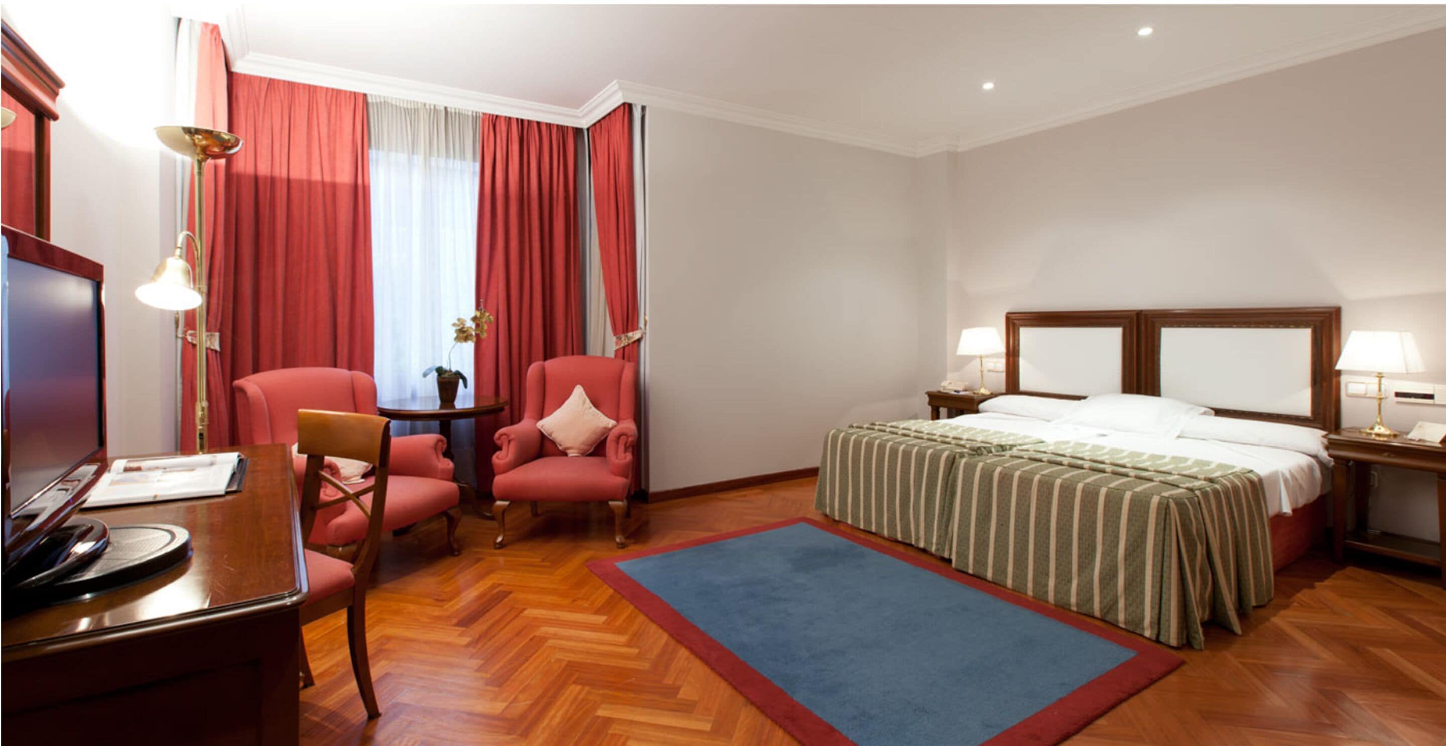 triple room | premium bedding, minibar, in-room safe, desk