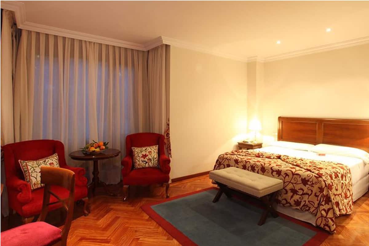 Luxe beddengoed, een minibar, een kluis op de kamer, een bureau