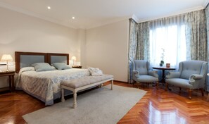 Quadruple Room | Premium bedding, minibar, in-room safe, desk - Hotel Don Pio (Madrid)