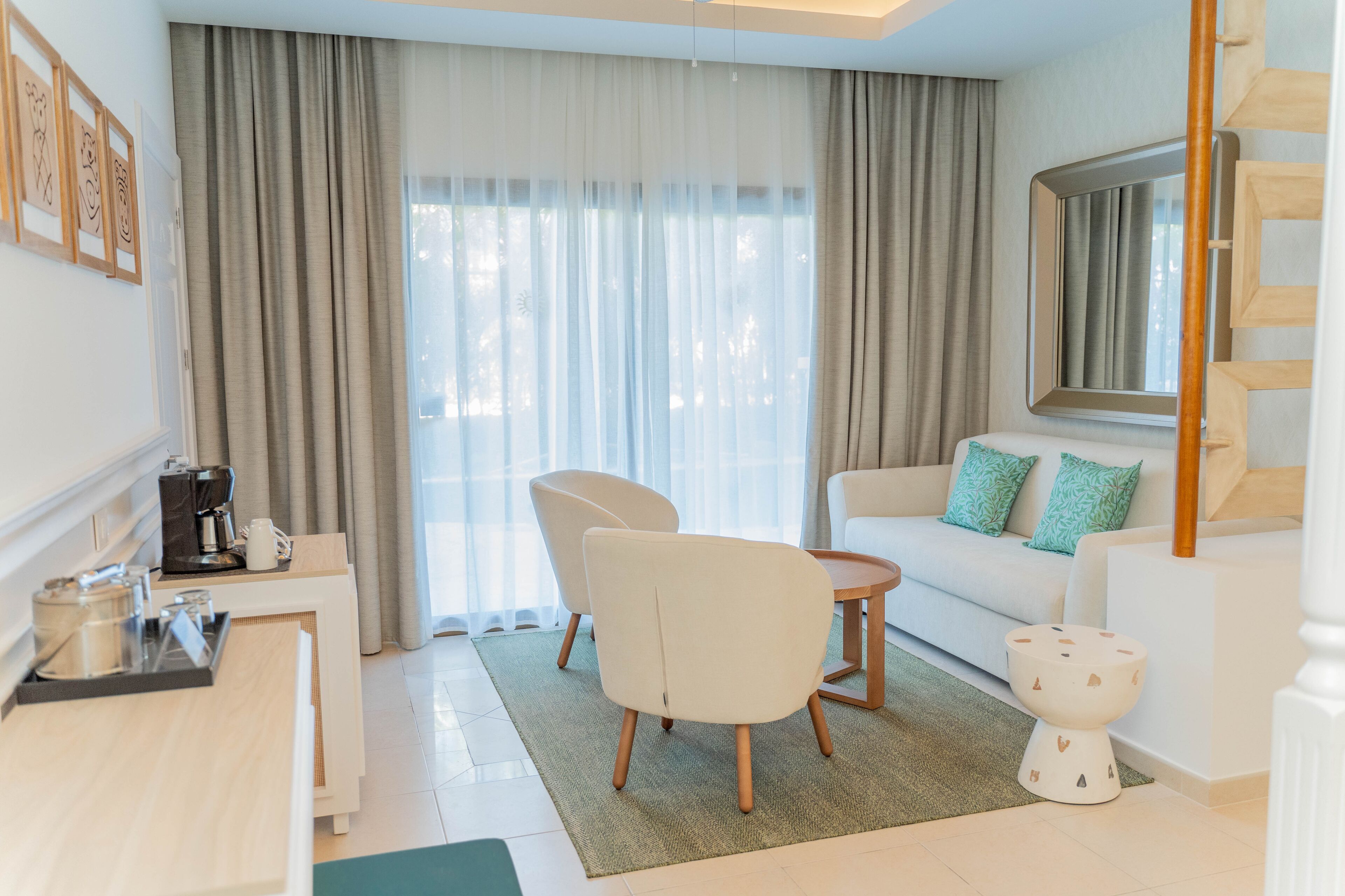 Een 40-inch flatscreentelevisie met satellietzenders en tafelvoetbal