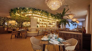 7 restaurantes; se sirven cenas