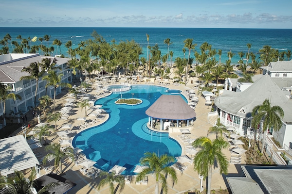 2 outdoor pools, pool umbrellas