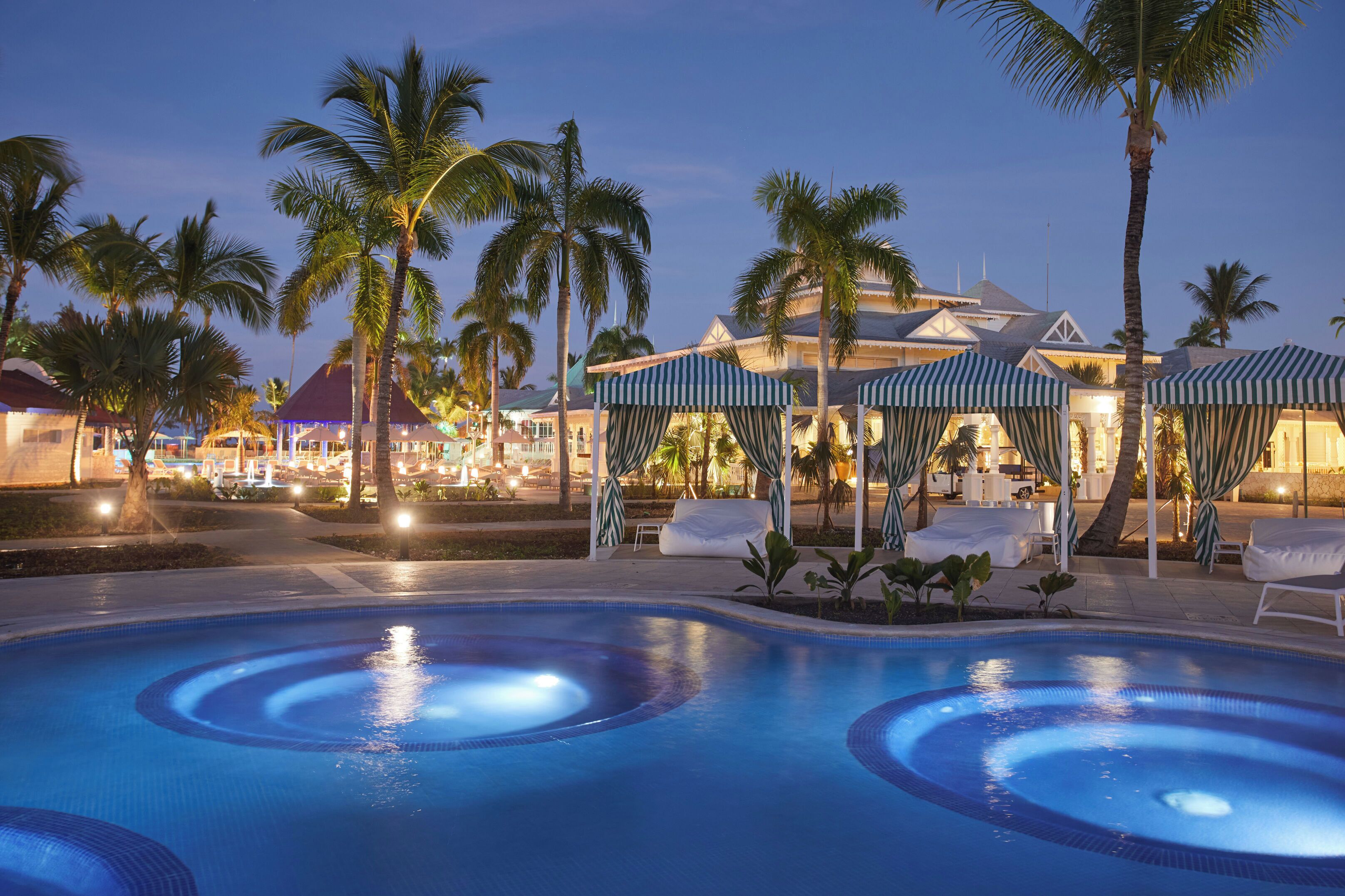 2 outdoor pools, pool umbrellas