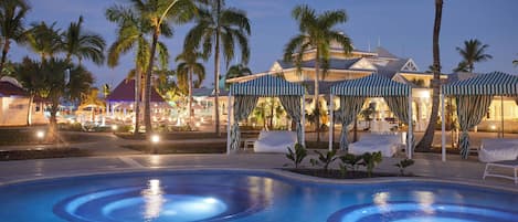 2 outdoor pools, pool umbrellas