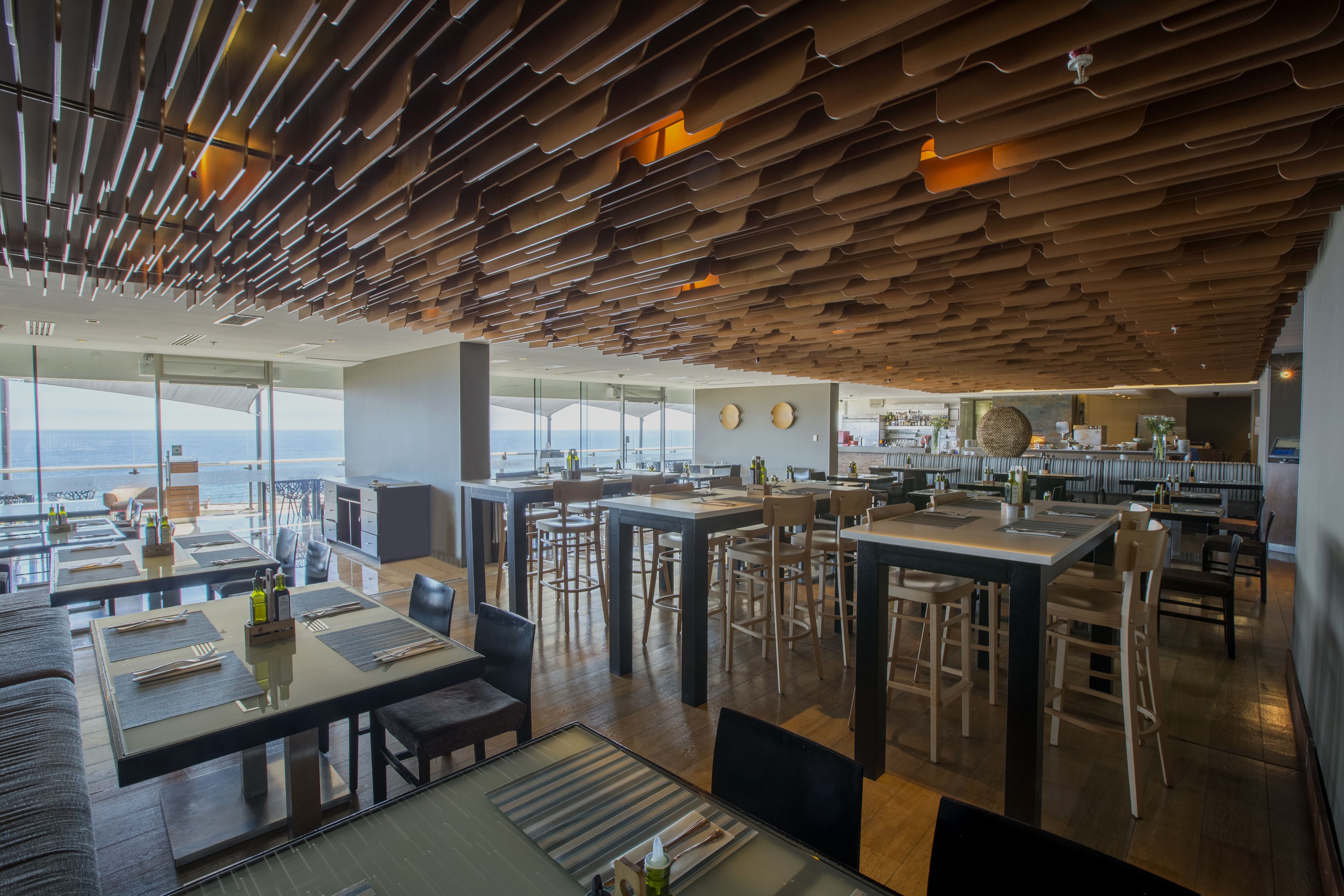 2 restaurants, breakfast, lunch, dinner served; international cuisine 