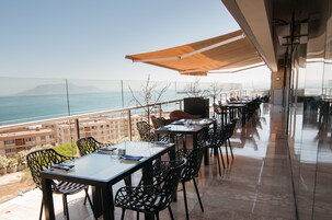 2 restaurants, breakfast, lunch, dinner served; international cuisine