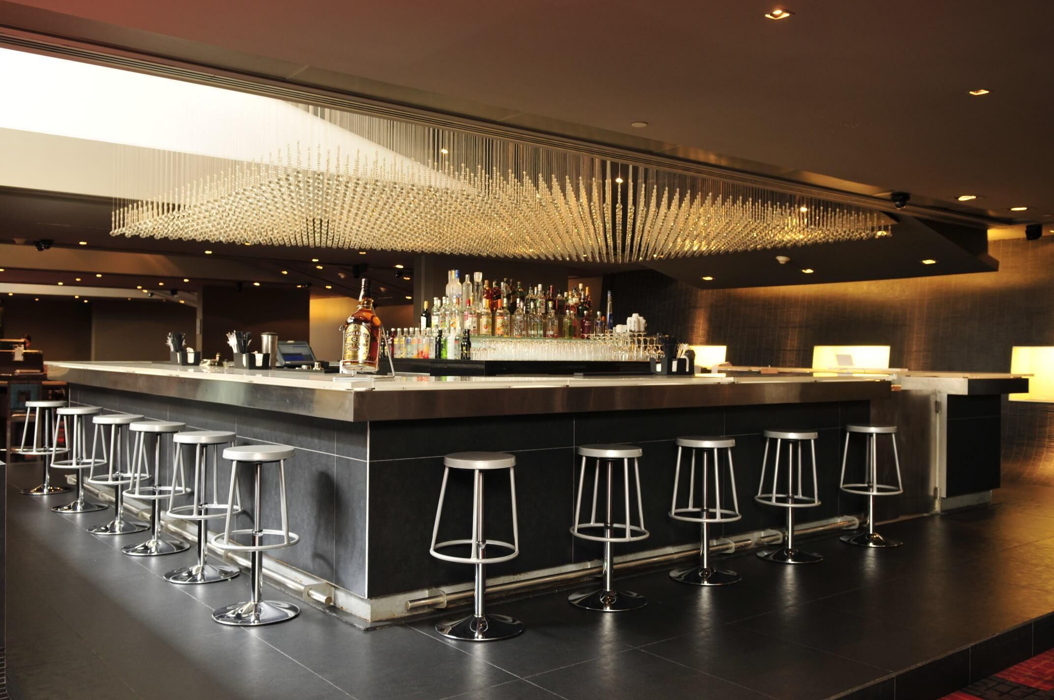 Serve almoço e jantar 