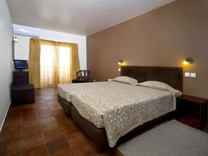 In-room safe, desk, cots/infant beds, rollaway beds - Casablanca (Vila Real Santo Antonio)