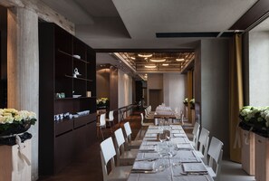 Petit déjeuner et déjeuner servis sur place, restauration en plein air 