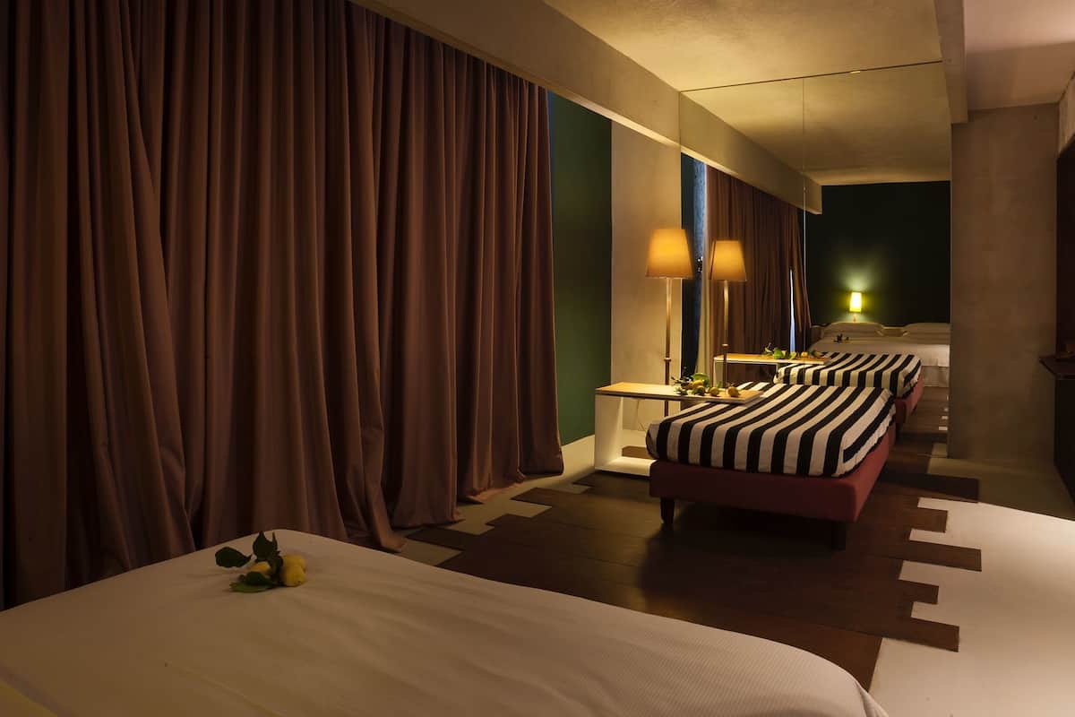 Deluxe Double Room, City View | Peralatan tempat tidur premium, gebar bulu kapas, bar mini