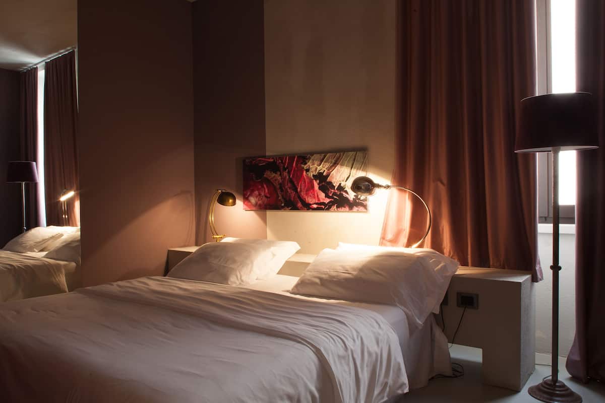 premium bedding, down duvets, minibar, in-room safe