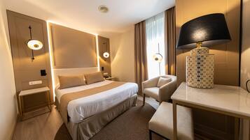 Habitación individual | Minibar, caja fuerte, escritorio y cortinas opacas