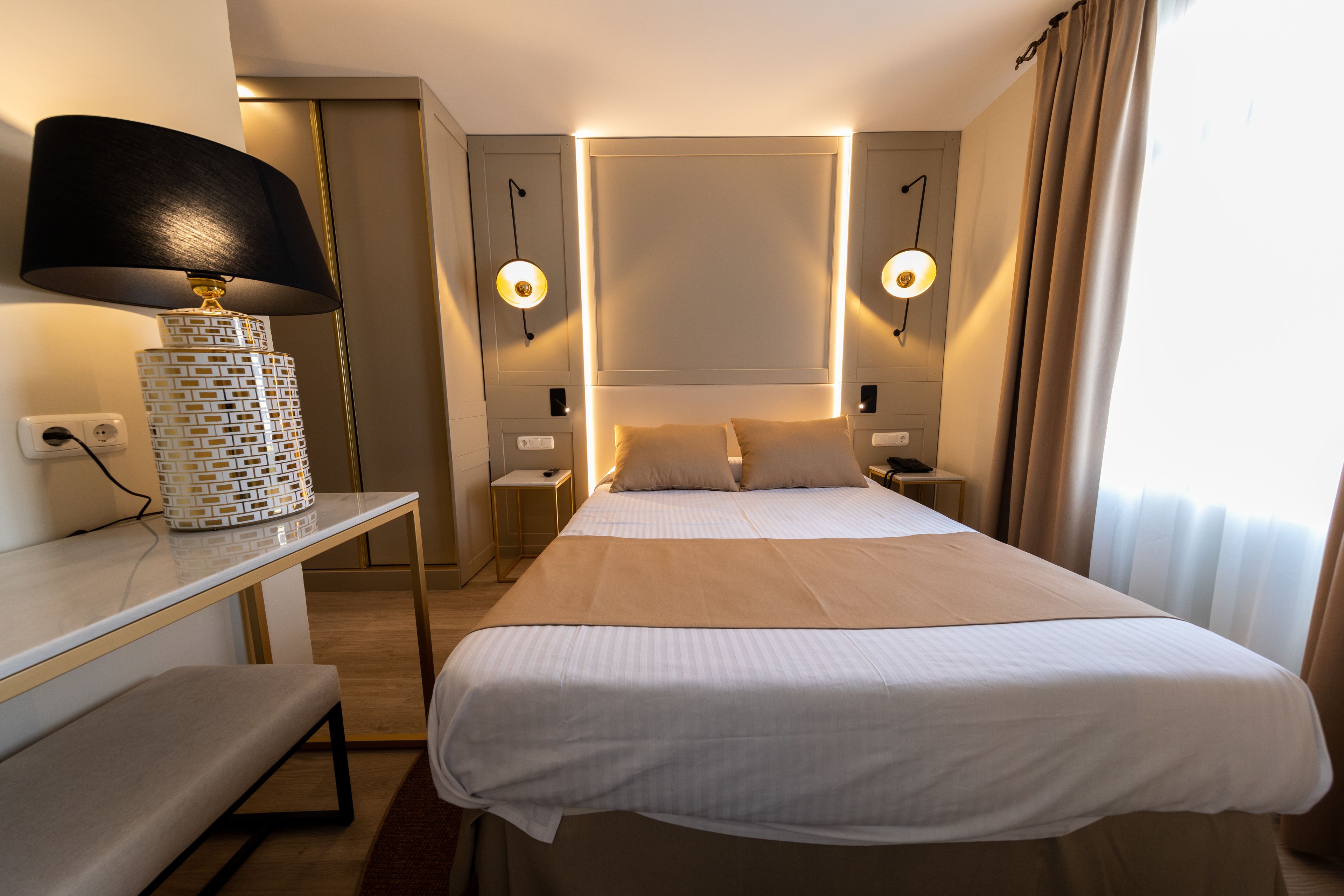 single room | minibar, in-room safe, desk, blackout curtains