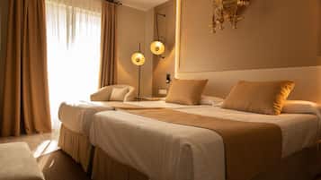 Minibar, safe på rommet, skrivebord og blendingsgardiner