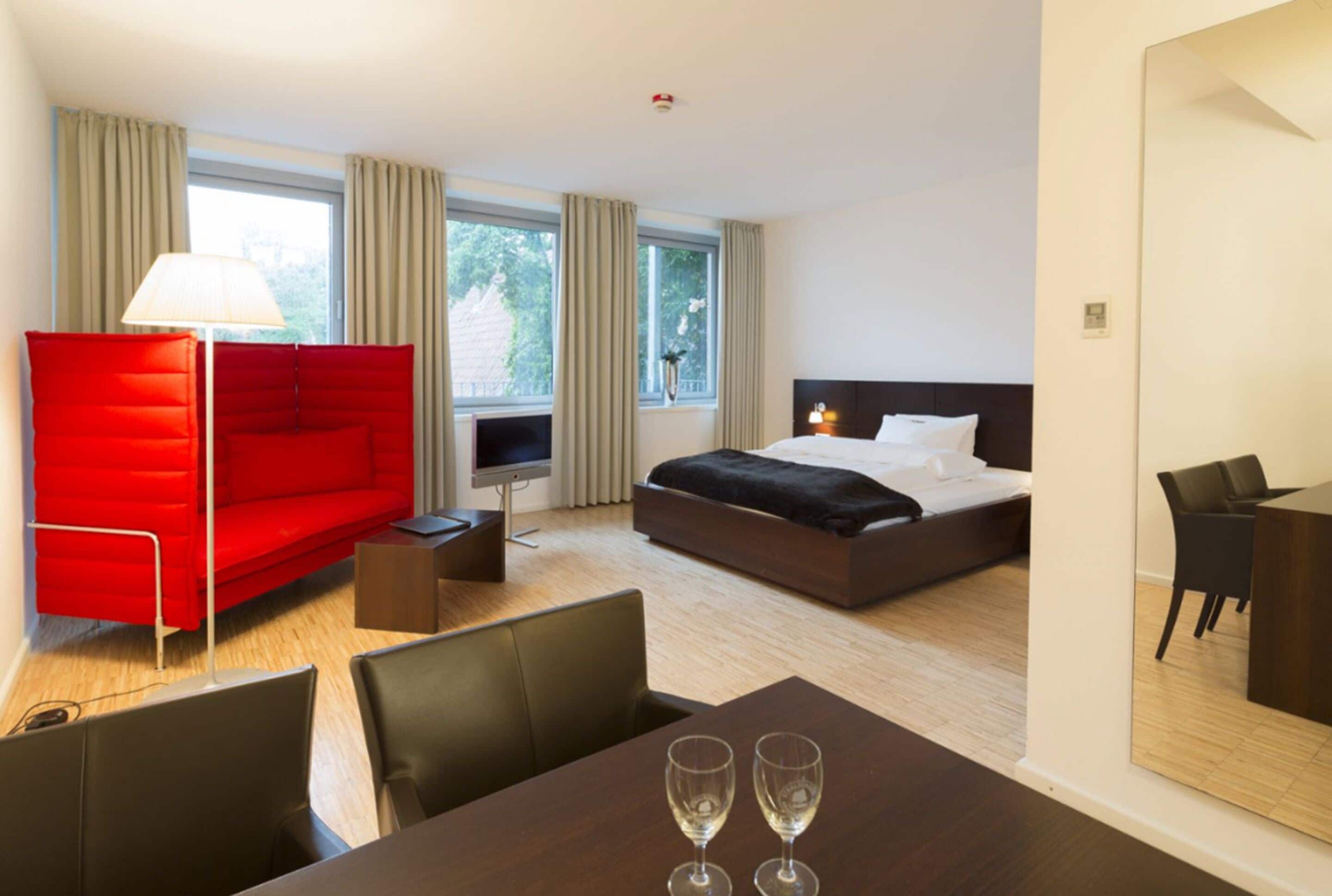 Ullakkohuoneisto | Allergiatestatut vuodevaatteet, työpöytä, äänieristys