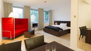 Ullakkohuoneisto | Allergiatestatut vuodevaatteet, työpöytä, äänieristys