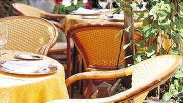 Déjeuner et dîner servis sur place, spécialités Cuisine régionale