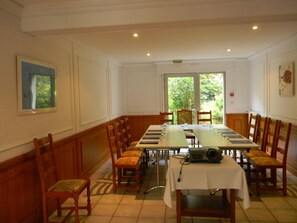 Lunch and dinner served - Hotel Le Clos Champel (Cesson-Sevigne)