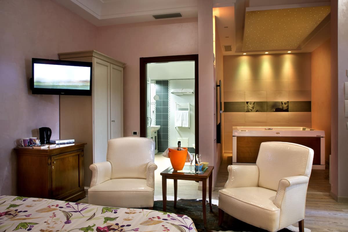 junior suite, jetted tub | minibar, in-room safe, desk, soundproofing