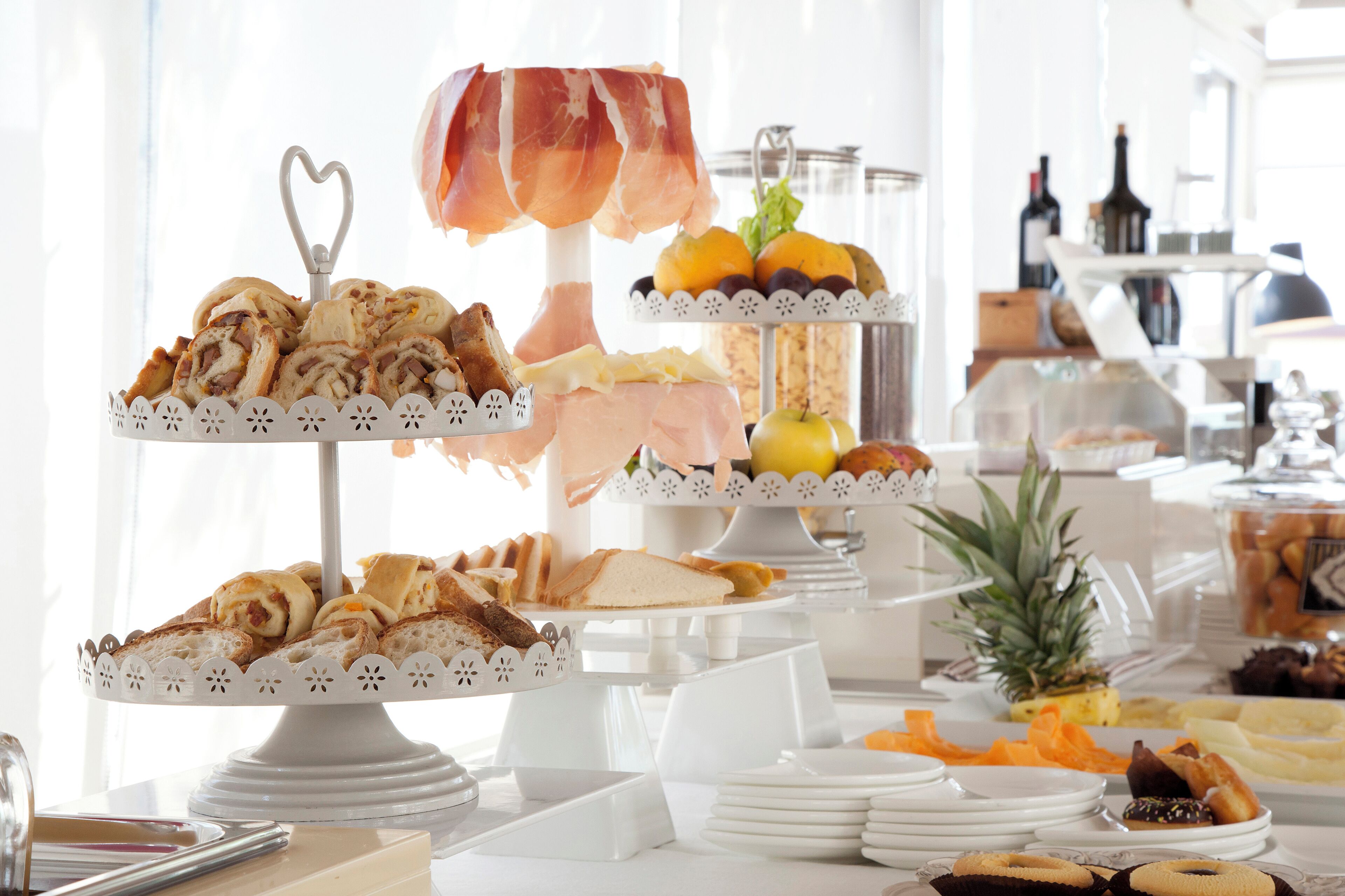 breakfast, dinner served; italian cuisine, pool views