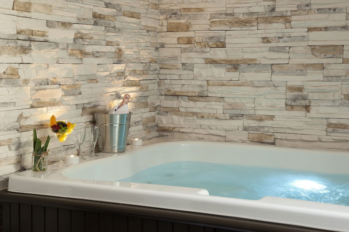 junior suite, jetted tub | minibar, in-room safe, desk, soundproofing