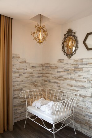 Frigobar, cofres nos quartos, escrivaninha, quartos à prova de som